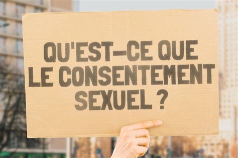 A pergunta o que é consentimento sexual em uma faixa nas mãos de homens