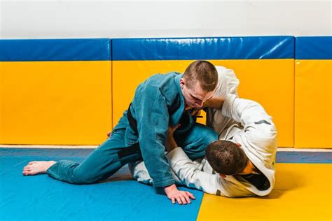 Jiujitsu brasileño y entrenamiento de grappling para hombres en un