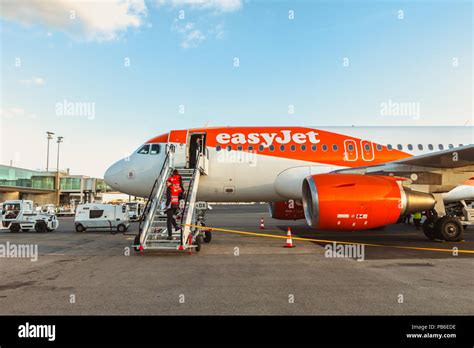 Aircraft Dispatcher Hi Res Stock Photography And Images Alamy