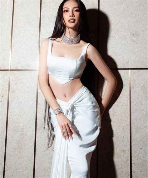 Potret Bui Quynh Hoa Miss Universe Vietnam Menawan