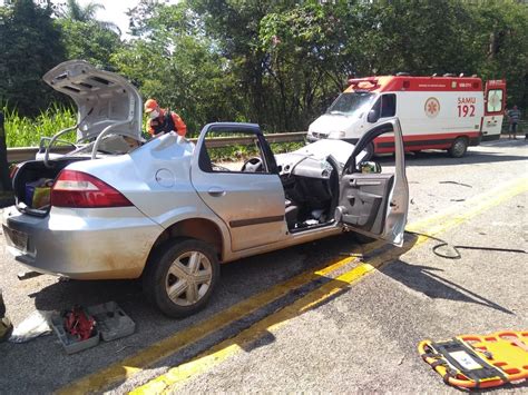 Carro e caminhão batem de frente na BR 381 em Sabará vítimas ficam