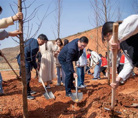 “三比三争”践行动 植树添绿正当时 宜春职业技术学院