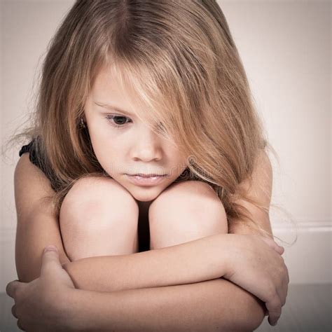 Portrait De Petite Fille Blonde Triste Photo Stock Image Du Expression Fille