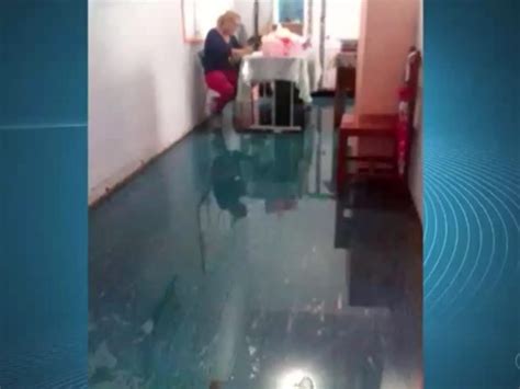 G1 Em Macapá forte chuva deixa salas alagadas em escola pública