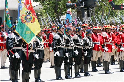 Bolivian Army uniforms. The combination of stahlhelm and epaulettes looks so stupid that it ...