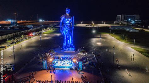 En hommage à toutes les filles du Bénin le Monument Amazone vire au