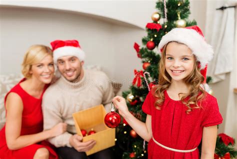 Familia Sonriente Que Adorna El árbol De Navidad Imagen de archivo