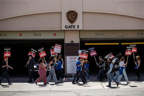 Huelga De Guionistas En Hollywood ¿qué Piden Y Cuáles Producciones Se Han Visto Afectadas