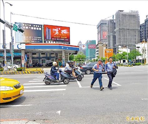 《綠燈僅10秒》新竹縣自強南路與文興路交叉口路寬50米 過馬路像賽跑 地方 自由時報電子報