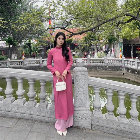 Dàn hot girl xúng xính áo dài đón năm mới