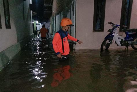 Banjir Terjang Cirebon BNPB 16 310 Jiwa Terdampak Okezone News