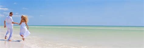 Schöne Junge Blonde Frau Auf Plattform Eines Segel Bootes Stockbild