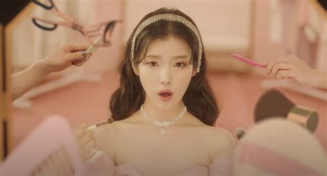 Celebrity Becomes Iu S Sixth Mv To Have Over Million Views On