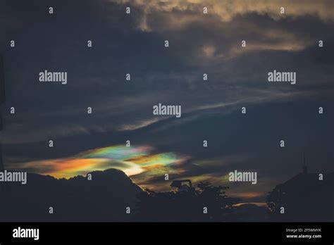 Una Mirada Rara A Una Nube De Iridescent Arco Iris De Fuego O Nubes