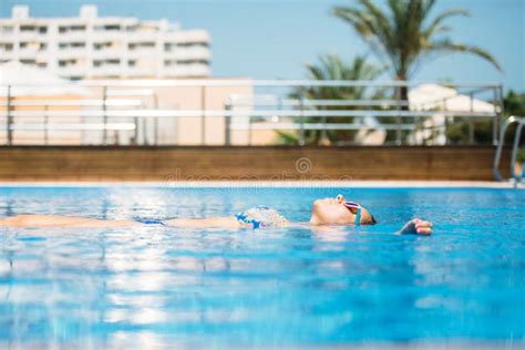 Femme Dans Le Bikini Flottant Dans La Piscine Image stock Image du attrayant été 76516363