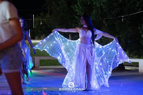 LA DANZA DELLE FARFALLE LUMINOSE Proposte Artisti Di Strada