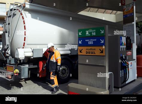 Un Empleado Se Prepara Para Reponer Una Gasolinera En Toulouse El