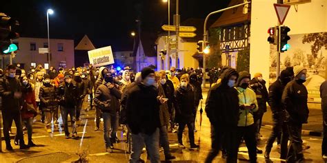 Corona Protest In Breiteng Bach Teilnehmer Bei Spaziergang Und