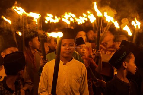 Ratusan Warga Desa Beruas Gelar Pawai Obor Peringati Maulid Nabi