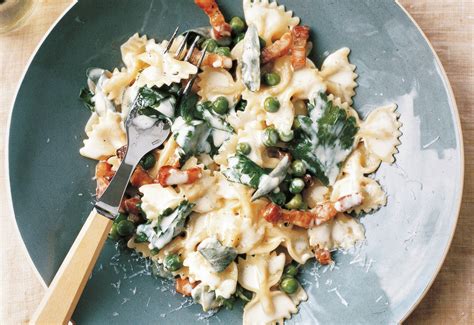 Farfalle Mit Speck Erbsen Und Salbei Frisch Gekocht