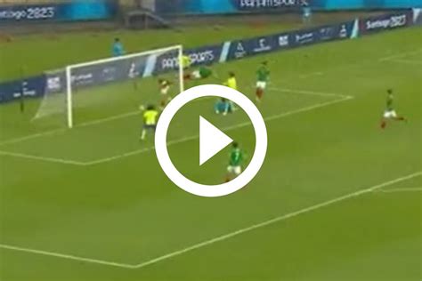 VÍDEO Goleiro e zagueiro fazem lambança gol contra e garantem Brasil