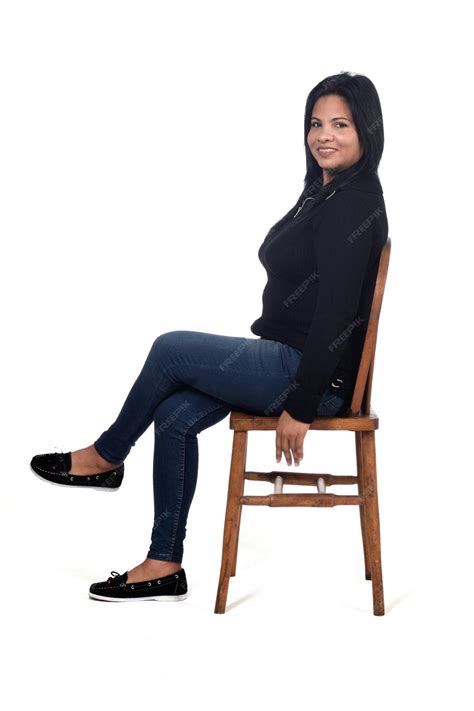 Portrait Dune Femme Assise Sur Une Chaise Sur Fond Blanc Jambes