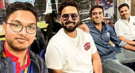 Rishabh Pant In Ipl 2023 अपनी टीम को सपोर्ट करने स्टेडियम पहुंचे ऋषभ