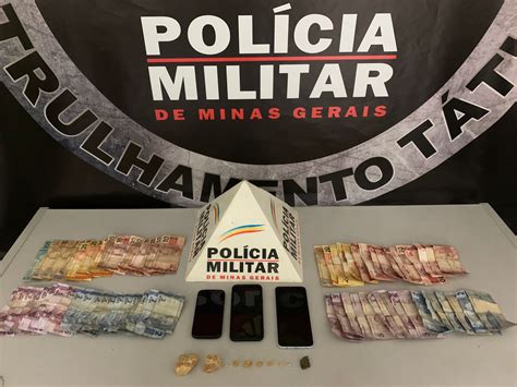 Após denúncia anônima trio é preso mais de R 700 e drogas em