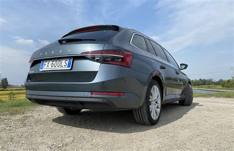 Skoda Superb Wagon 2020 Alla Prova Tanto Spazio Per Viaggi E Famiglia