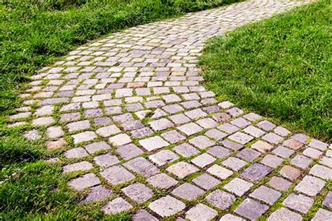 GORGEOUS IDEAS FOR A COBBLESTONE PATHWAY