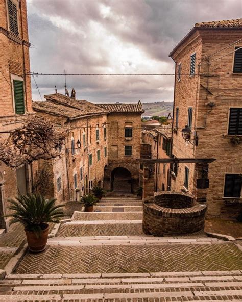 La Festa Dei Folli Nell Antico Borgo Marchigiano Di Corinaldo Italiani It