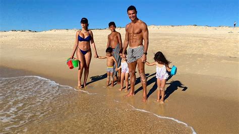 Niedlich Cristiano Ronaldo und Familie senden Urlaubsgrüße