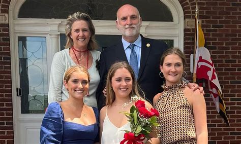 El chef José Andrés, emocionado en la graduación de su hija pequeña