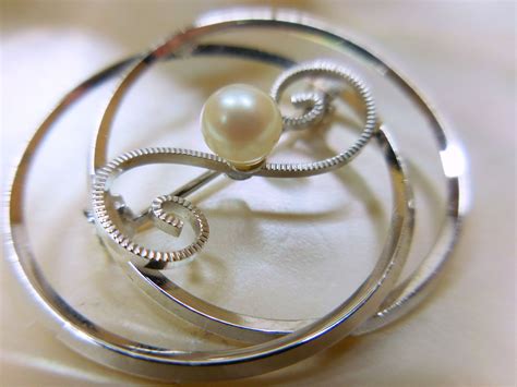 Vintage Van Dell Sterling Silver And Cultured Pearl Circular Pin