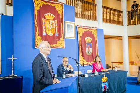 Gabriel Amat Ayllón recibe por octava vez el bastón de mando que lo