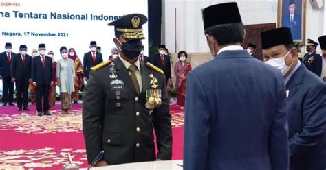 Prabowo Ngelirik Jokowi Saat Bubuhkan Tanda Tangan Dokumen Pelantikan