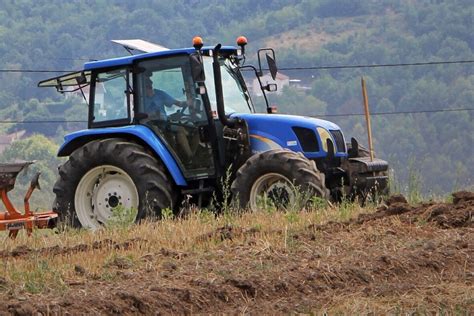 Son Tracteur Se Retourne Un Homme Meurt écrasé Dans Le Tarn