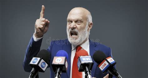 O Pol Tico Est Dando Um Discurso Reuni O Pol Tica Imagem De Stock