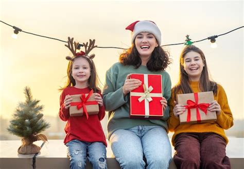 Familia preparándose para navidad Foto Premium