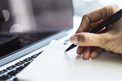 La Mujer Escribe Con Un Bol Grafo En El Cuaderno En El Teclado De La