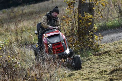 Dostane Se V Ude Seco Esk Zahradn A Travn Traktory Tr Voborci