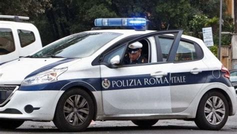 Roma Vigili Spiati Mentre Facevano Sesso In Macchina La Procura