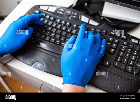 Un M Dico Con Guantes Azules Recopila R Pidamente Datos Sobre Un