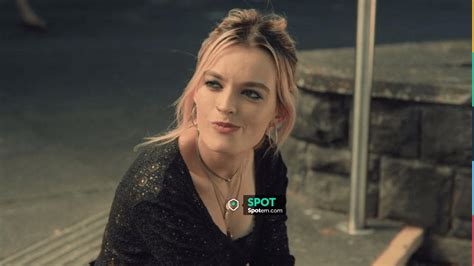 Los Collares Usados Por Maeve Emma Mackey En El Vestuario De Sex Education Temporada