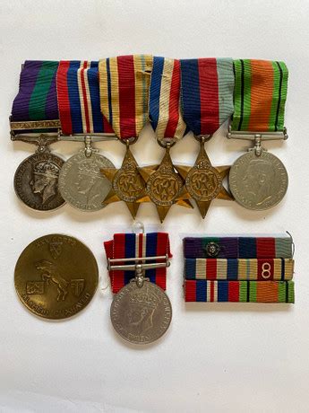 EN ANDRA VÄRLDSKRIGSGRUPP PÅ SEX Mynt Medaljer Frimärken Ordnar Medaljer Auctionet