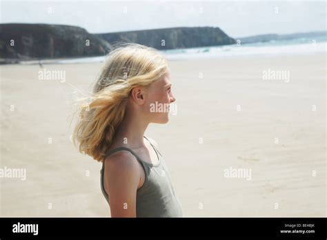 Twelve year old blonde girl Fotos und Bildmaterial in hoher Auflösung Alamy