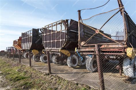 Estacionamento De Máquinas Agrícolas E Linhas De Colheita De Corpos De