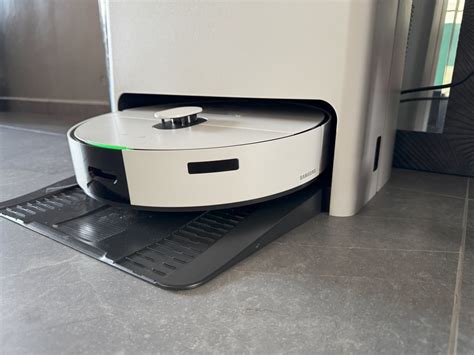 Samsung 70W Jet Bot Combo review: The robot vacuum for a fully ...