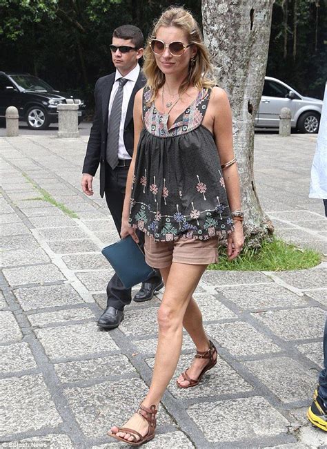Kate Moss Wows In Tiny Black Bikini On Brazil Vacation Cool Girl Outfits Kate Moss Outfit
