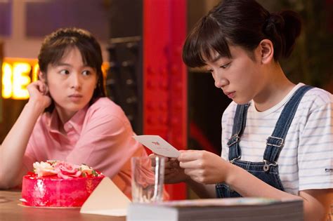 連続テレビ小説「半分、青い。」第67話の1場面。デビューが決まり、祝杯を挙げる鈴愛（永野芽郁、右）とユーコ（清野菜名）（c）nhk